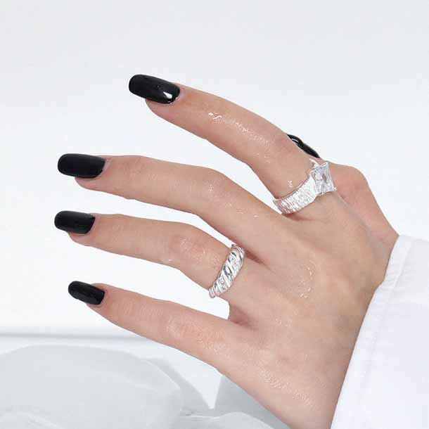 Twisted ring with tiny cubic zirconias