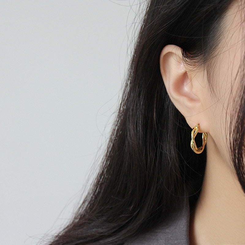 Twisted circle hoop earrings