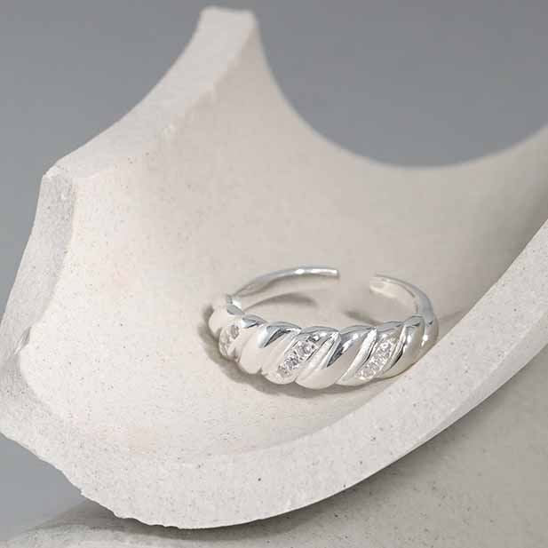 Twisted ring with tiny cubic zirconias