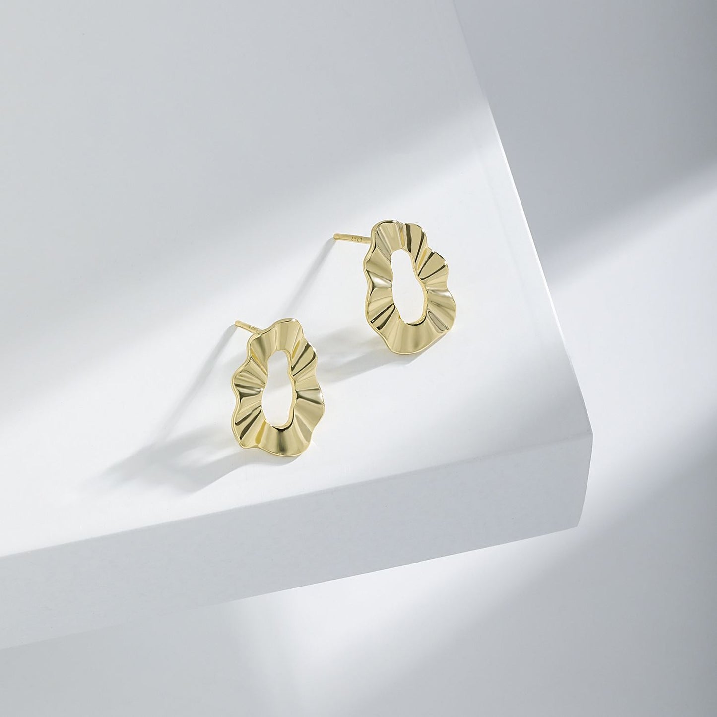 Wavy oval shaped earrings