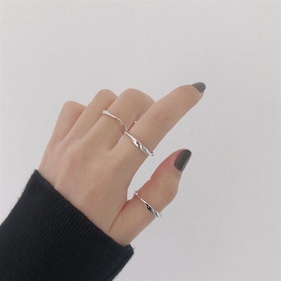 Twisted minimalist ring