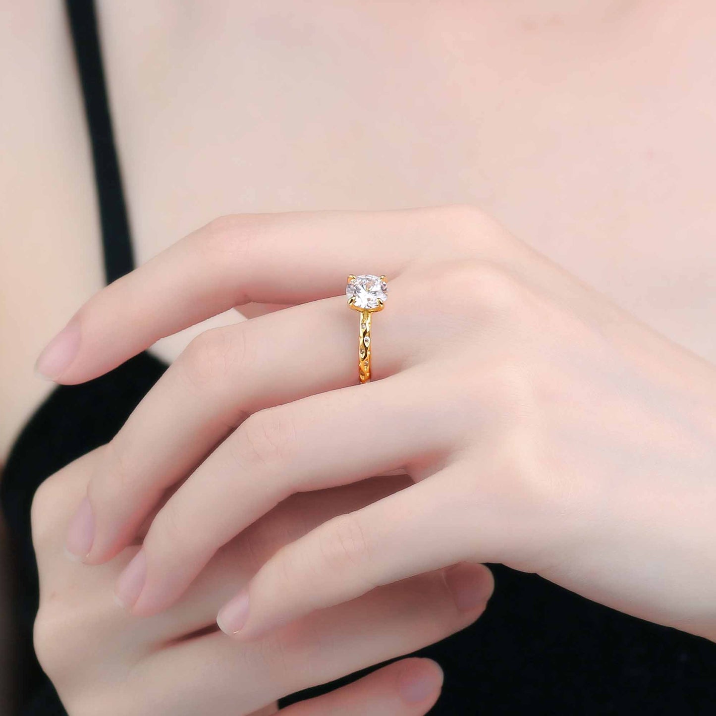 Simple round ring with cubic zirconia
