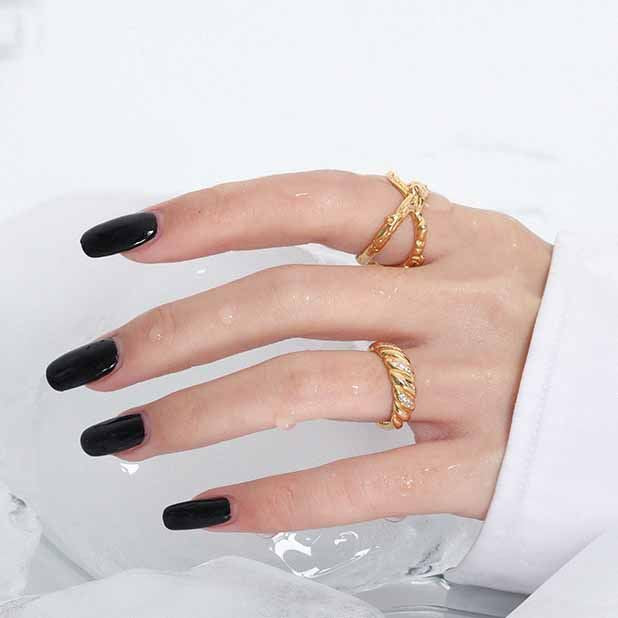 Twisted ring with tiny cubic zirconias