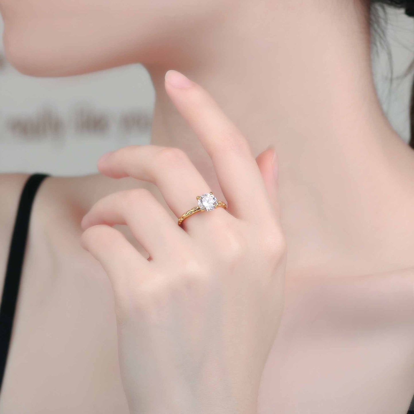Simple round ring with cubic zirconia