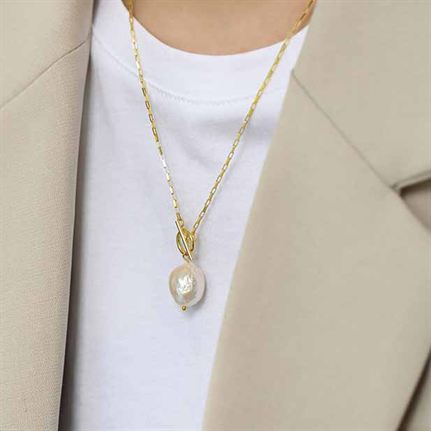 Long necklace with baroque natural pearl
