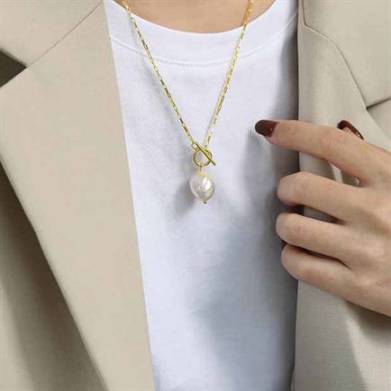 Long necklace with baroque natural pearl