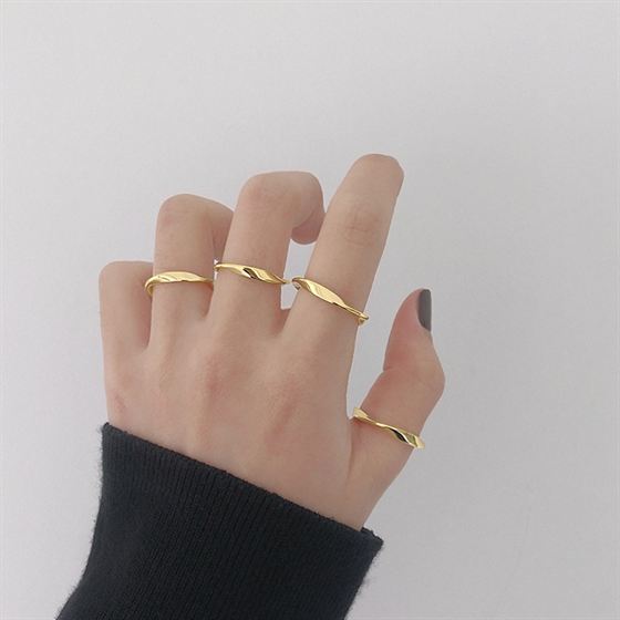 Twisted minimalist ring