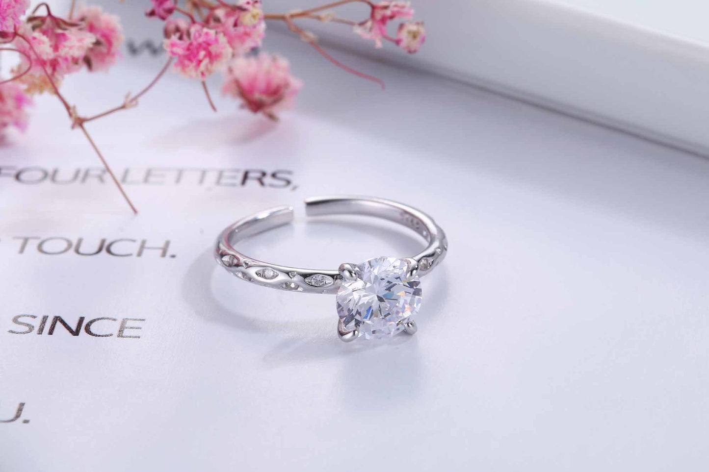 Simple round ring with cubic zirconia