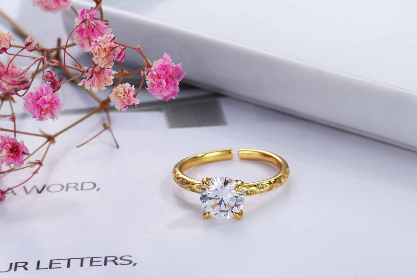 Simple round ring with cubic zirconia