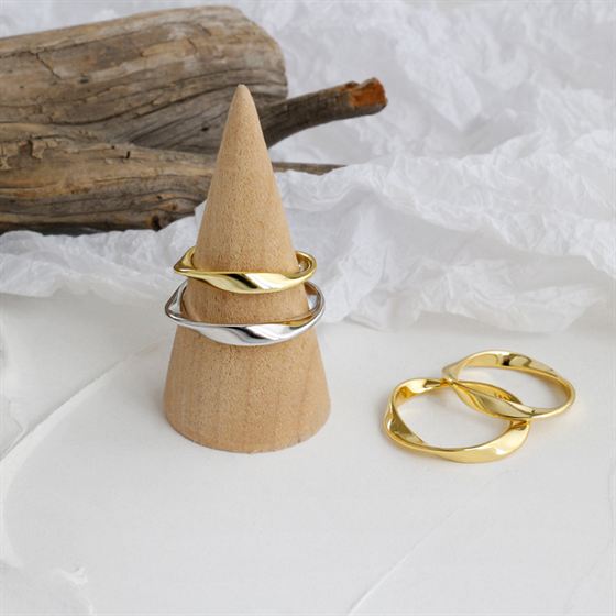 Twisted minimalist ring