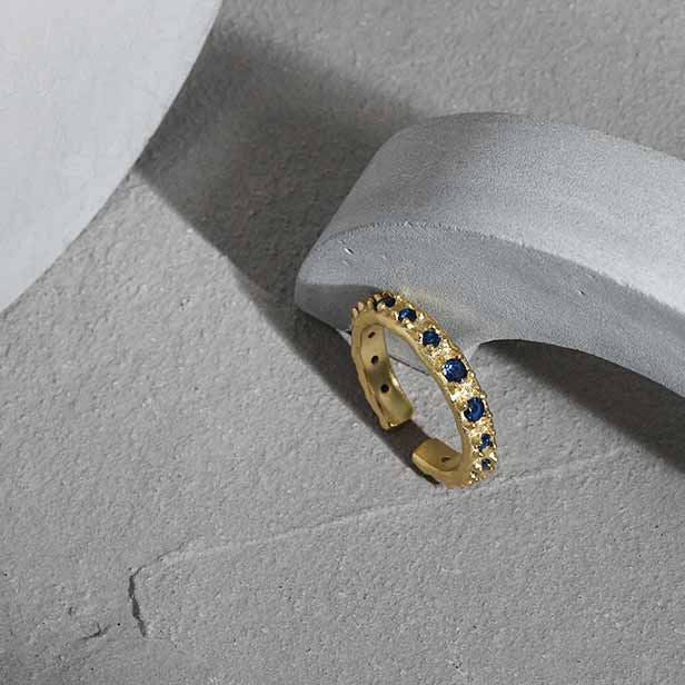 Organic ring with blue cubic zirconias