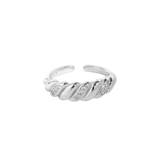 Twisted ring with tiny cubic zirconias