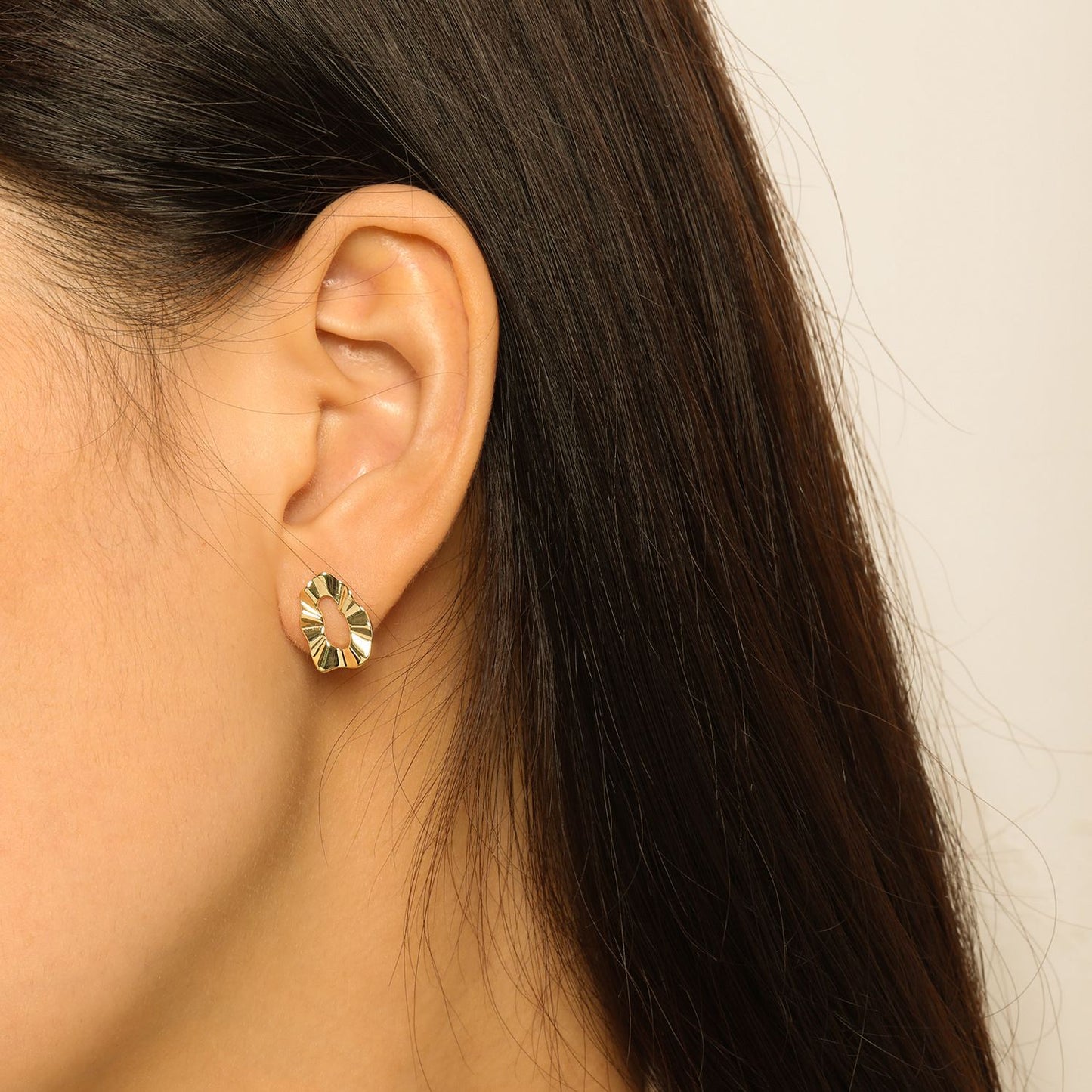 Wavy oval shaped earrings