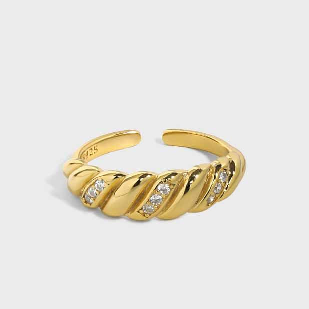 Twisted ring with tiny cubic zirconias