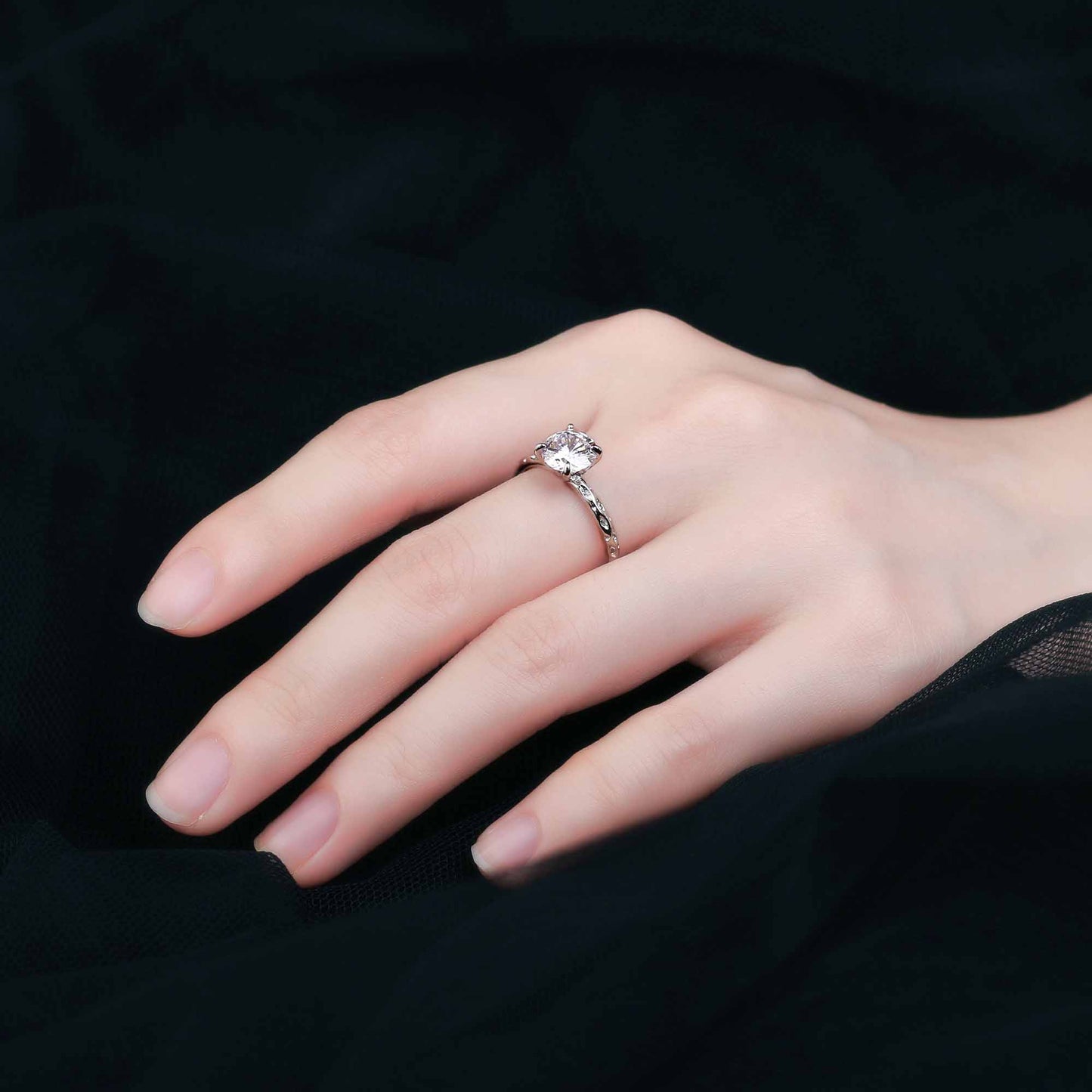 Simple round ring with cubic zirconia