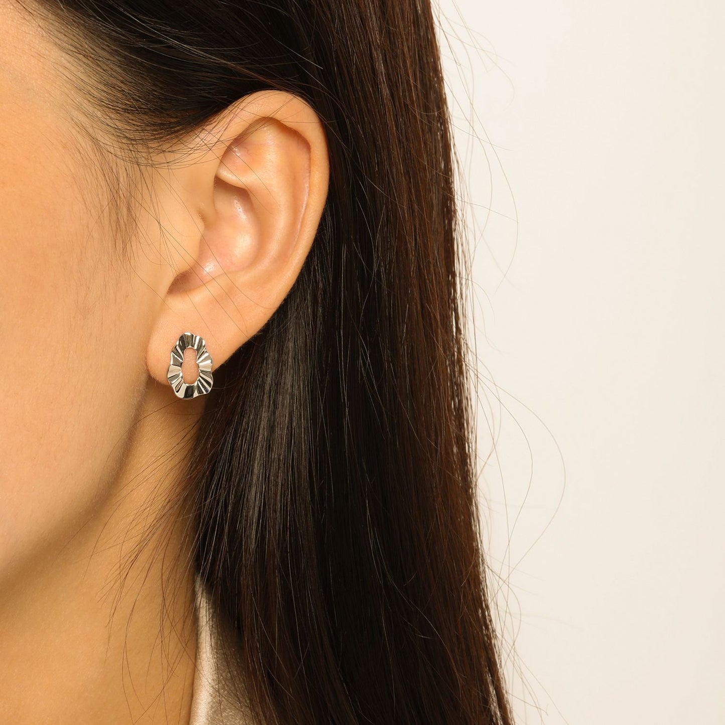 Wavy oval shaped earrings